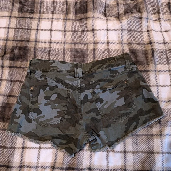 L.e.i. low-rise distressed camo shorts sz 1 - Picture 7 of 7
